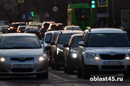 В Кургане наносят дорожную разметку из пластика