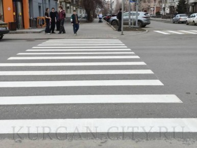 С наступлением теплой погоды в Кургане стартовали работы по нанесению горизонтальной дорожной разметки