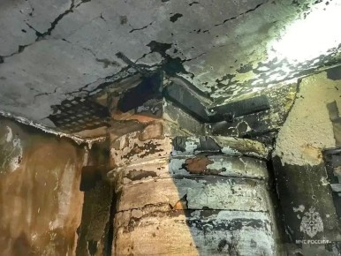 В доме многодетной курганской семьи среди ночи загорелся потолок в детской комнате