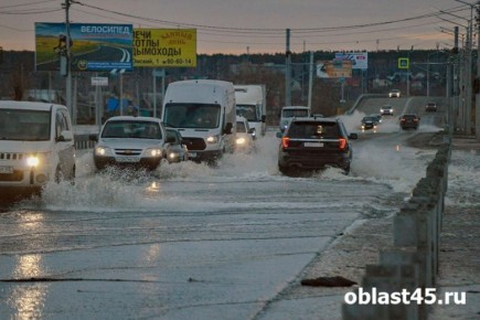 Трасса Р-254: водители массово остаются с пробитыми колёса на дороге возле Кургана