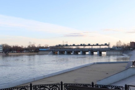 Ситуация с весенним половодьем в Кургане на сегодняшний день спокойная и контролируемая, уровень отметки воды в Тоболе по гидропосту существенно ниже отметки, при которой наступают неблагоприятные явления