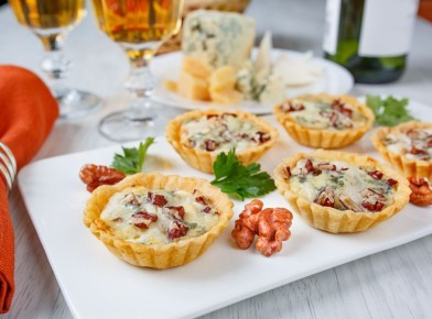 Элегантные тарталетки с сыром бри и прошутто: беспроигрышный рецепт для праздничного стола