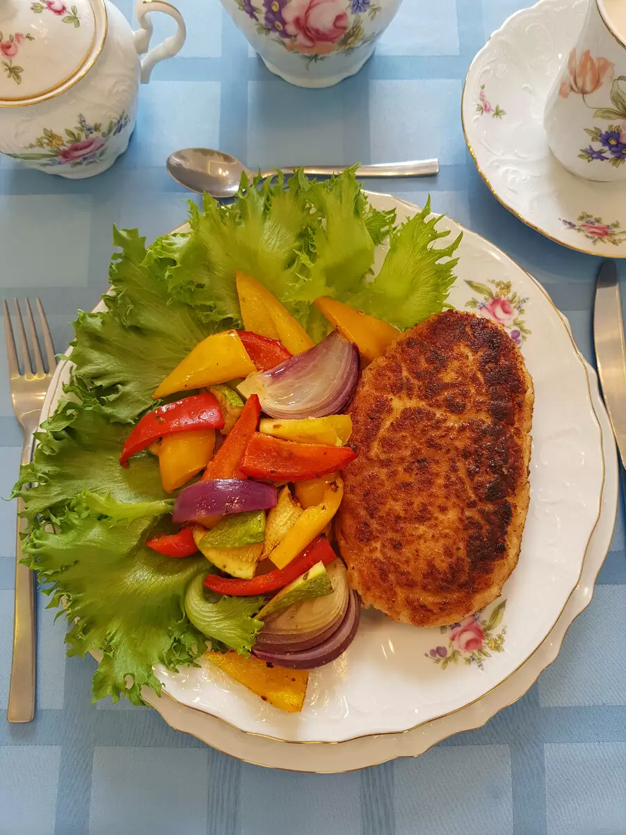 Кулинарное волшебство: куриные котлеты с гриль-овощами