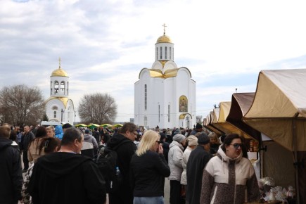 В Пасху сотни курганцев пришли на Троицкую площадь областного центра, чтобы встретить главный православный праздник – Светлое Христово Воскресение