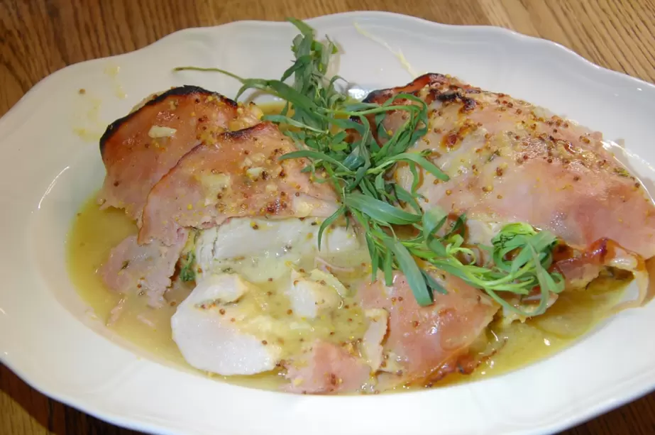 Курица а-ля кордон блю с пикантным соусом: новое звучание традиции