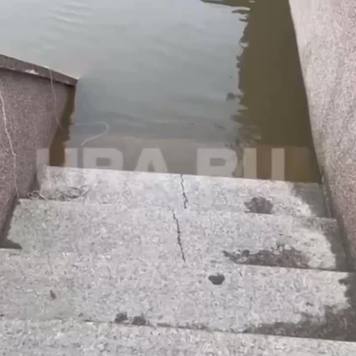 Тобол в Кургане затопил набережную возле Троицкой площади