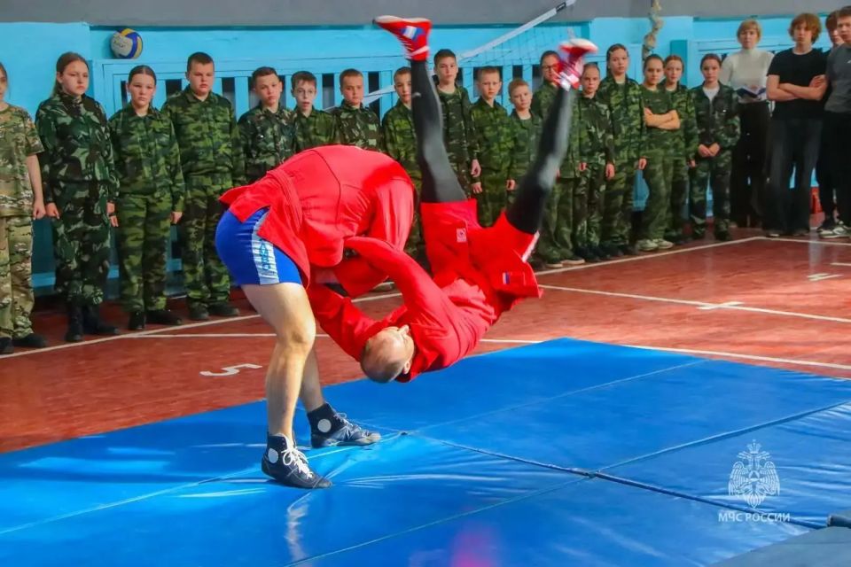 Сотрудники МЧС России провели мастер-класс по самообороне для курганских кадет