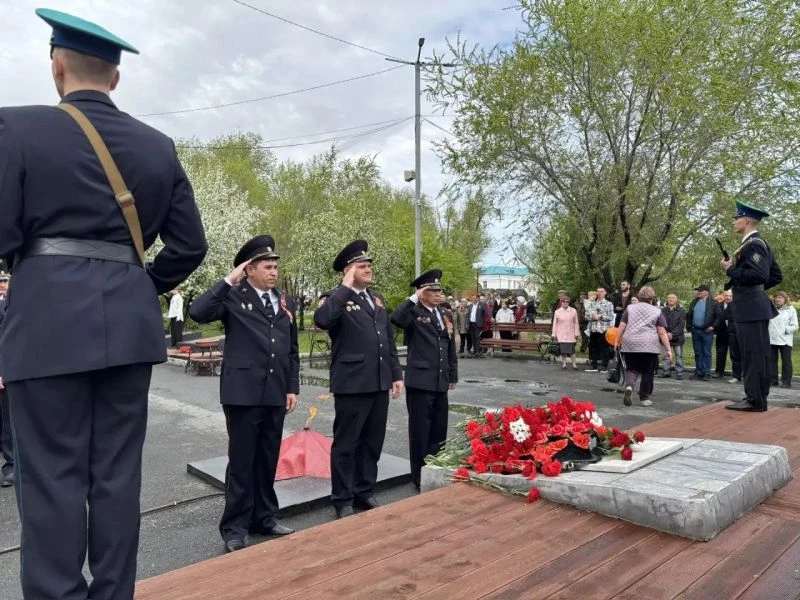 В Петуховском муниципальном округе сотрудники полиции обновили обелиск и приняли участие в торжественном митинге, посвященном Дню Победы в Великой Отечественной войне В Петуховском муниципальном округе сотрудники полиции обновили обелиск и приняли участие в торжественном митинге, посвященном Дню Победы в Великой Отечественной войне