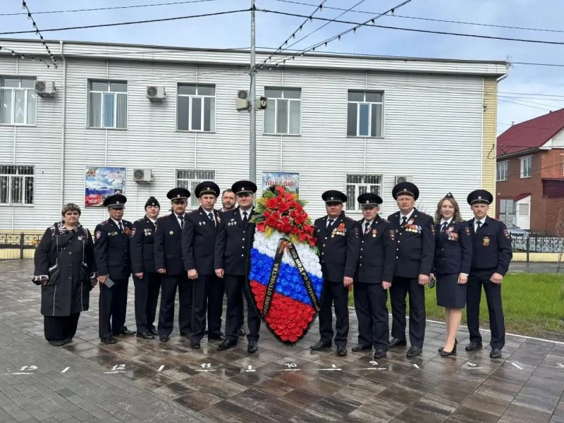 В Петуховском муниципальном округе сотрудники полиции обновили обелиск и приняли участие в торжественном митинге, посвященном Дню Победы в Великой Отечественной войне В Петуховском муниципальном округе сотрудники полиции обновили обелиск и приняли участие в торжественном митинге, посвященном Дню Победы в Великой Отечественной войне