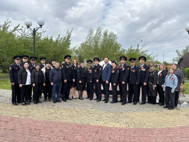 В Петуховском муниципальном округе сотрудники полиции обновили обелиск и приняли участие в торжественном митинге, посвященном Дню Победы в Великой Отечественной войне В Петуховском муниципальном округе сотрудники полиции обновили обелиск и приняли участие в торжественном митинге, посвященном Дню Победы в Великой Отечественной войне