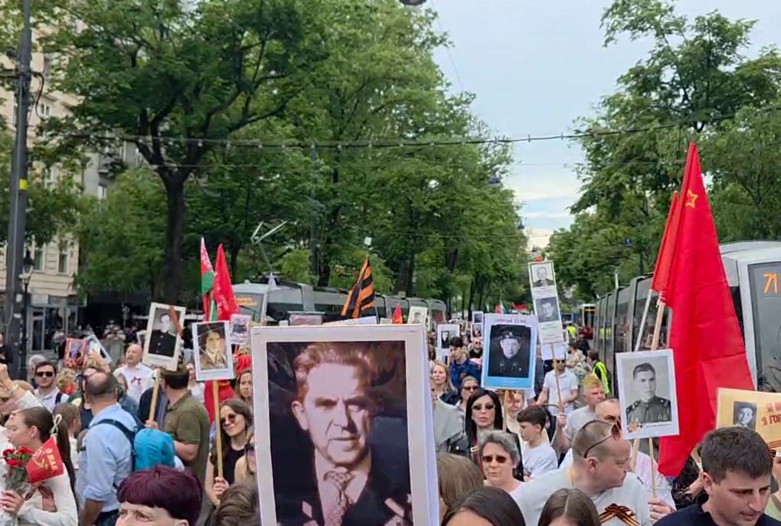 «Катюша» в центре Вены: русскоговорящая молодёжь отметила День Победы