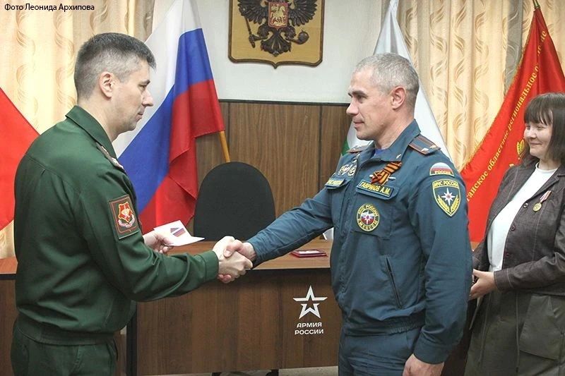 Зауральского сотрудника МЧС России наградили медалью за помощь бойцам СВО Зауральского сотрудника МЧС России наградили медалью за помощь бойцам СВО