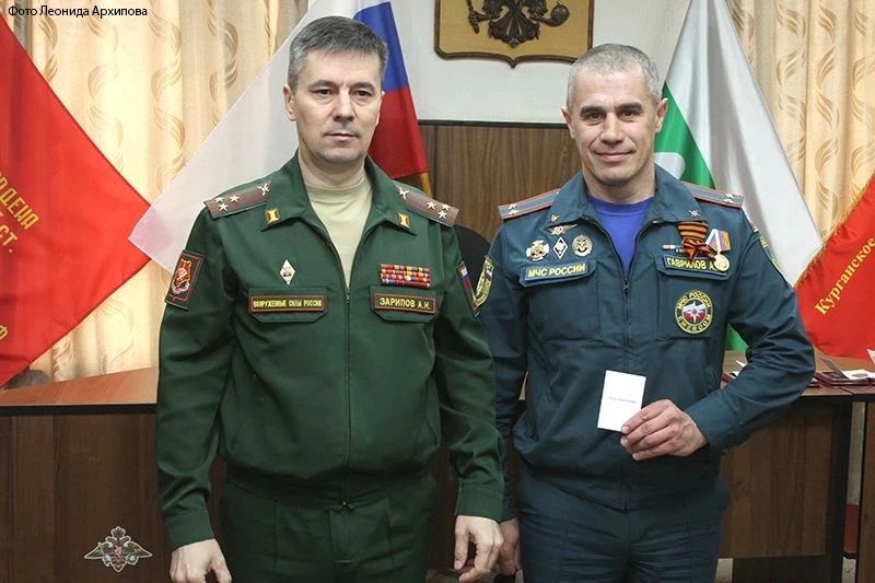 Зауральского сотрудника МЧС России наградили медалью за помощь бойцам СВО