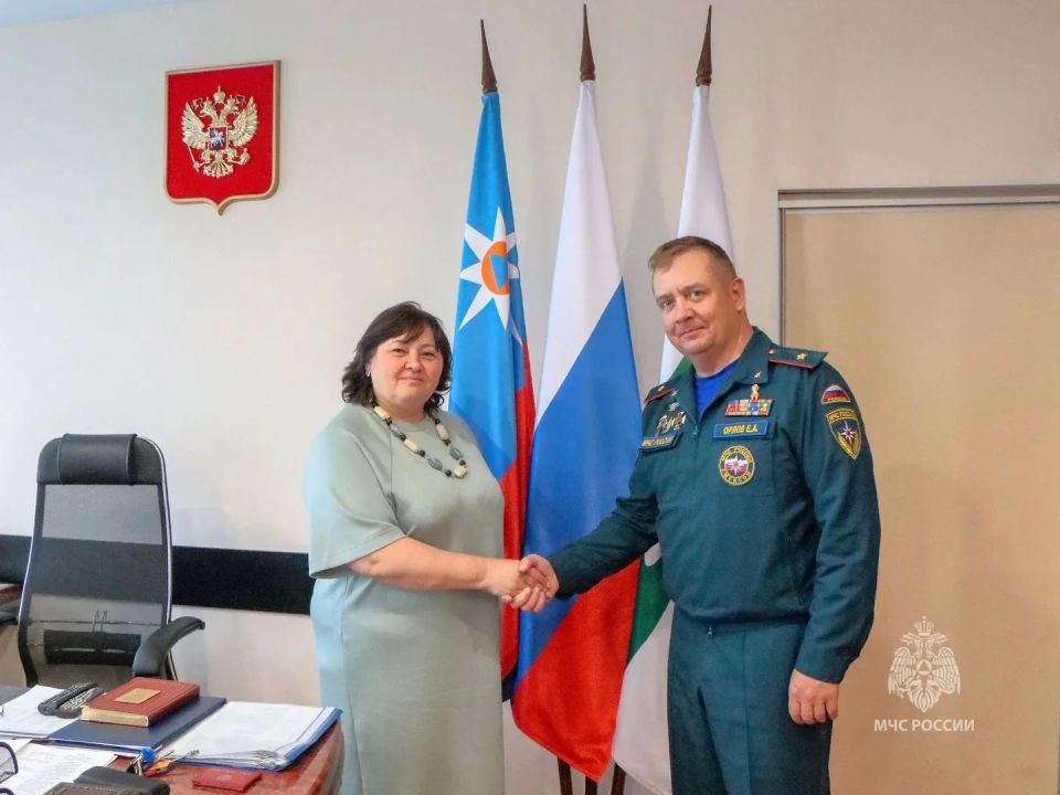 Начальник Главного управления МЧС России по Курганской области генерал-майор внутренней службы Евгений Орлов и уполномоченный по правам человека в Курганской области Алена Лопатина подписали Соглашение о взаимодействии