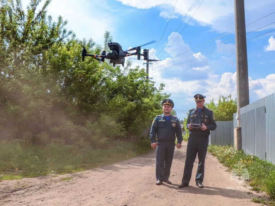 Сотрудники МЧС России проверили безопасность СНТ, подверженных угрозе лесных пожаров Сотрудники МЧС России проверили безопасность СНТ, подверженных угрозе лесных пожаров