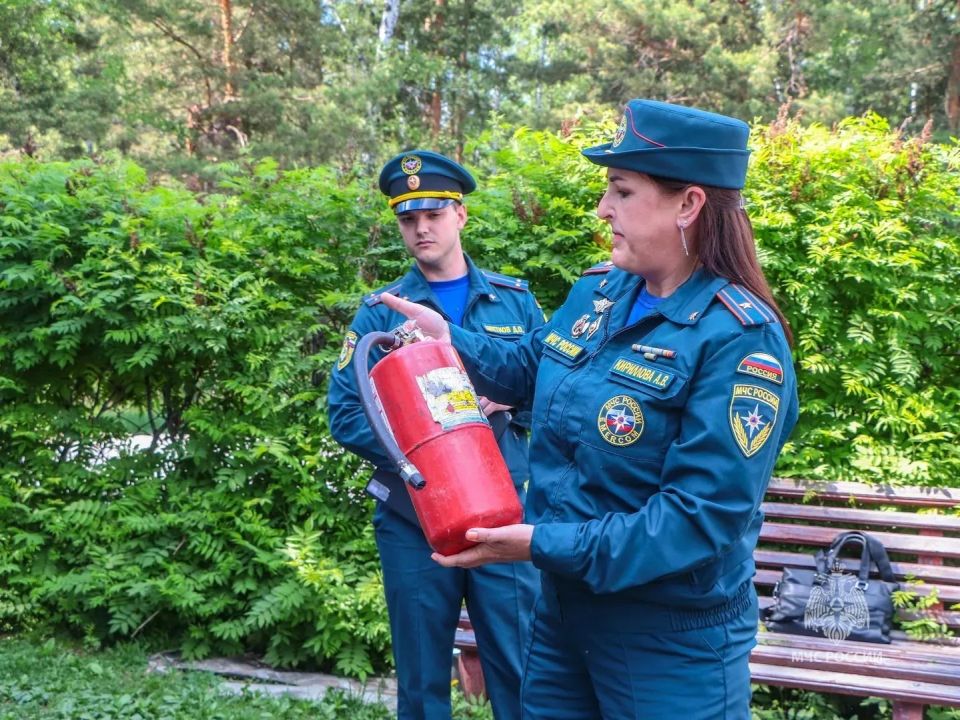 Сотрудники МЧС России проверили безопасность СНТ, подверженных угрозе лесных пожаров Сотрудники МЧС России проверили безопасность СНТ, подверженных угрозе лесных пожаров