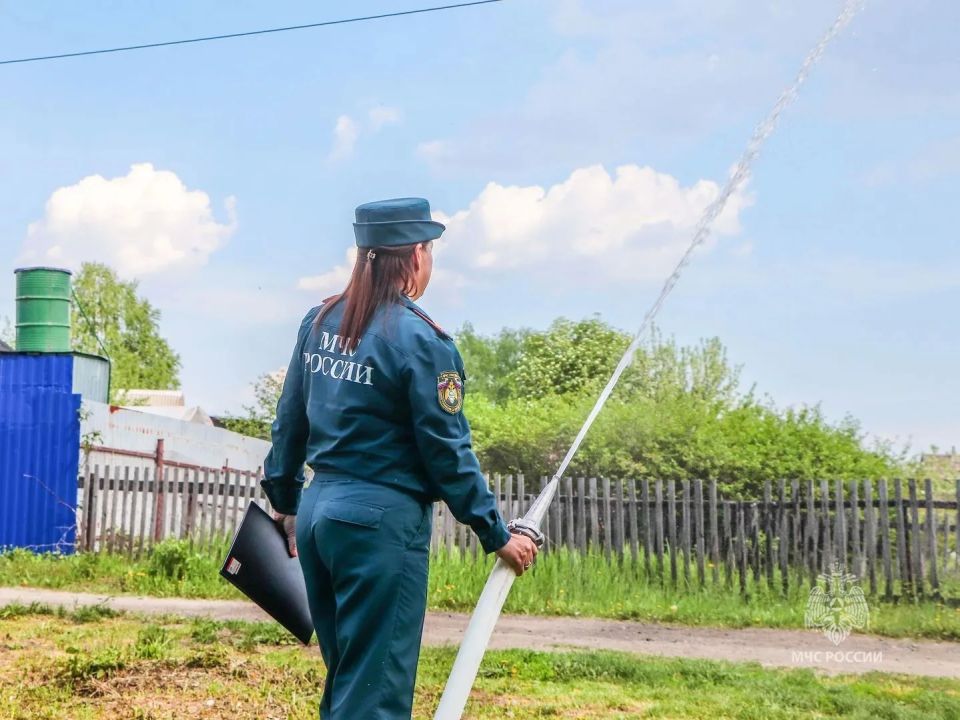 Сотрудники МЧС России проверили безопасность СНТ, подверженных угрозе лесных пожаров Сотрудники МЧС России проверили безопасность СНТ, подверженных угрозе лесных пожаров