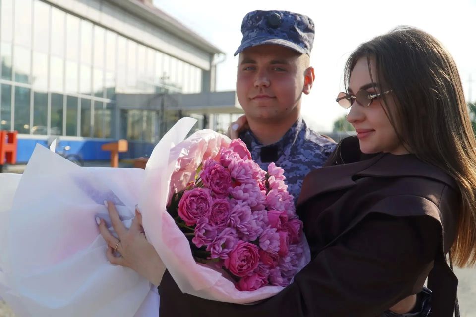 В Кургане во время встречи сводного отряда из служебной командировки на Северный Кавказ сотрудник полиции сделал предложение руки и сердца своей девушке В Кургане во время встречи сводного отряда из служебной командировки на Северный Кавказ сотрудник полиции сделал предложение руки и сердца своей девушке