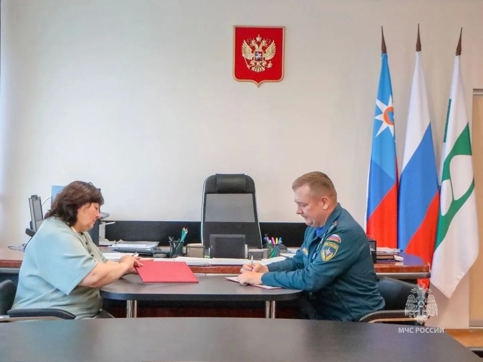 Начальник Главного управления МЧС России по Курганской области генерал-майор внутренней службы Евгений Орлов и уполномоченный по правам человека в Курганской области Алена Лопатина подписали Соглашение о взаимодействии Начальник Главного управления МЧС России по Курганской области генерал-майор внутренней службы Евгений Орлов и уполномоченный по правам человека в Курганской области Алена Лопатина подписали Соглашение о взаимодействии
