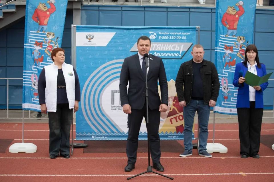 Антон Науменко: 46 команд, более 550 юных спортсменов сегодня собрались на центральном стадионе, чтобы выявить самых быстрых Антон Науменко: 46 команд, более 550 юных спортсменов сегодня собрались на центральном стадионе, чтобы выявить самых быстрых