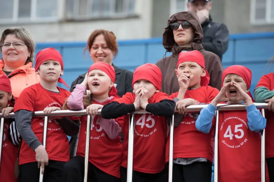 Антон Науменко: 46 команд, более 550 юных спортсменов сегодня собрались на центральном стадионе, чтобы выявить самых быстрых Антон Науменко: 46 команд, более 550 юных спортсменов сегодня собрались на центральном стадионе, чтобы выявить самых быстрых