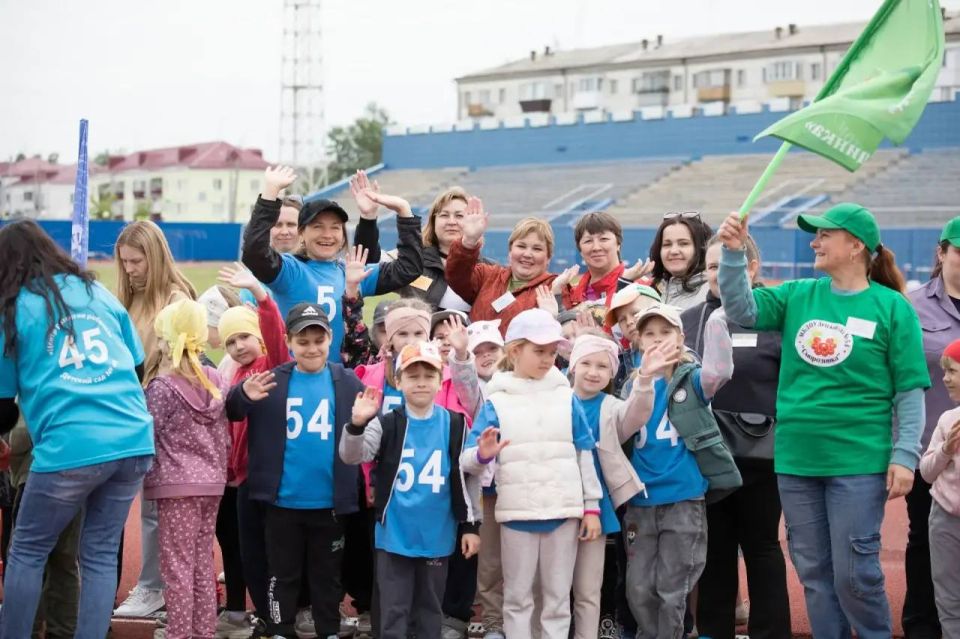 Антон Науменко: 46 команд, более 550 юных спортсменов сегодня собрались на центральном стадионе, чтобы выявить самых быстрых Антон Науменко: 46 команд, более 550 юных спортсменов сегодня собрались на центральном стадионе, чтобы выявить самых быстрых