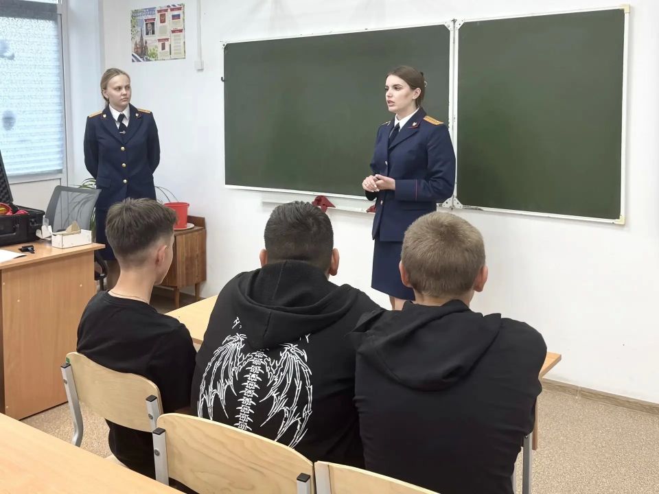 Сотрудники СУ СК России по Курганской области провели профилактическую беседу со школьниками