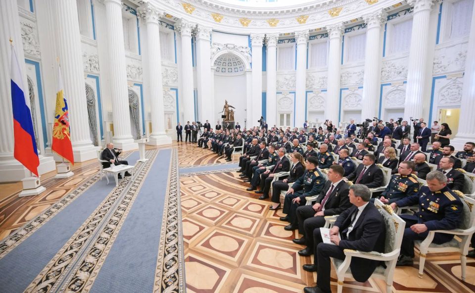 Президент России Владимир Путин встретился с выпускниками первого потока федеральной кадровой программы «Время героев» Президент России Владимир Путин встретился с выпускниками первого потока федеральной кадровой программы «Время героев»