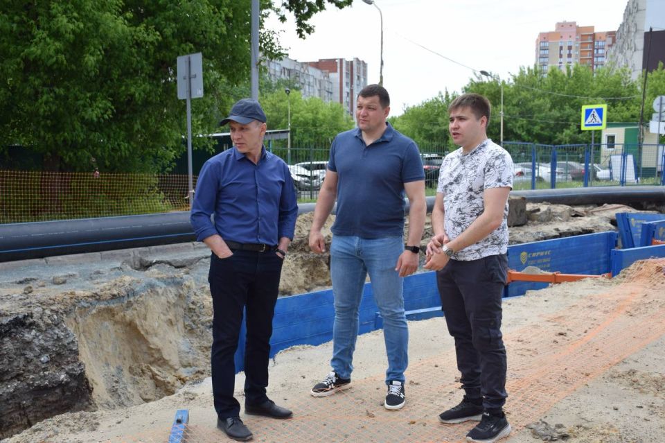 Антон Науменко: Заехал на объекты, где в этом году у нас при поддержке правительства региона и губернатора области Вадима Шумкова на средства казначейских инфраструктурных кредитов продолжается масштабная замена сетей тепло... Антон Науменко: Заехал на объекты, где в этом году у нас при поддержке правительства региона и губернатора области Вадима Шумкова на средства казначейских инфраструктурных кредитов продолжается масштабная замена сетей тепло...