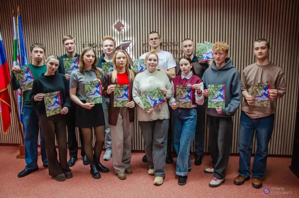 Студенты и курсанты из Кургана плетут маскировочные сети для военнослужащих