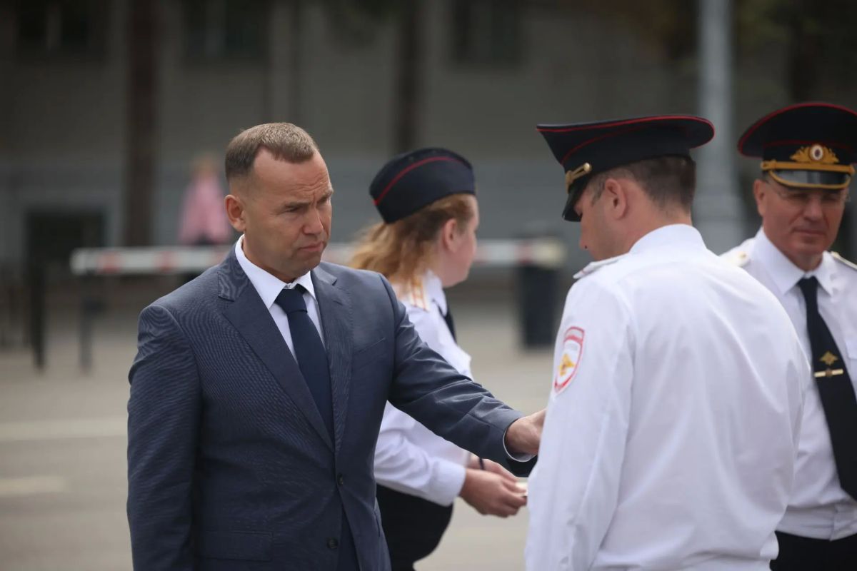 Вадим Шумков: На центральной площади Кургана вместе с начальником УМВД генерал-майором полиции Сергеем Воложиновым передали сотрудникам очередную партию новых автомобилей Вадим Шумков: На центральной площади Кургана вместе с начальником УМВД генерал-майором полиции Сергеем Воложиновым передали сотрудникам очередную партию новых автомобилей