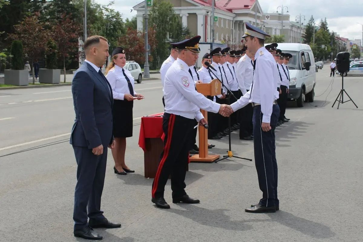 Полицейские Курганской области получили ключи от новых служебных автомобилей Полицейские Курганской области получили ключи от новых служебных автомобилей