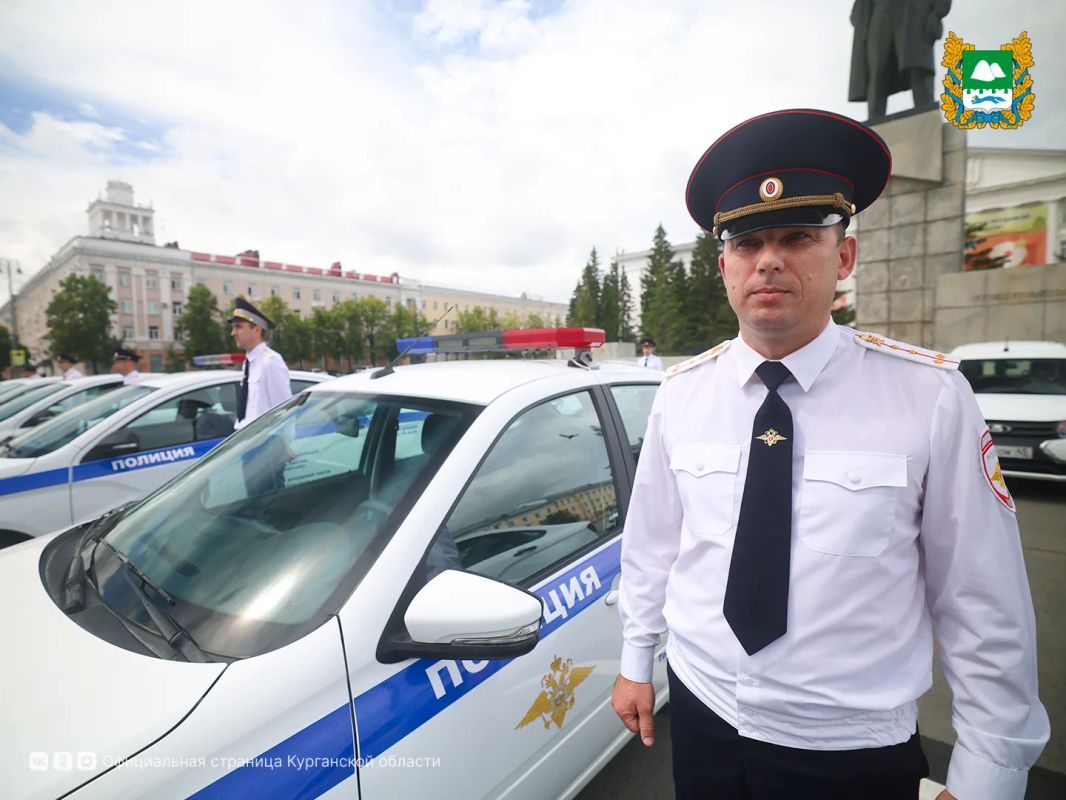 Губернатор Вадим Шумков в профессиональный праздник поздравил сотрудников Госавтоинспекции с 90-летием образования службы в системе МВД России и вместе с начальником УМВД по Курганской области генерал-майором полиции Сергеем... Губернатор Вадим Шумков в профессиональный праздник поздравил сотрудников Госавтоинспекции с 90-летием образования службы в системе МВД России и вместе с начальником УМВД по Курганской области генерал-майором полиции Сергеем...