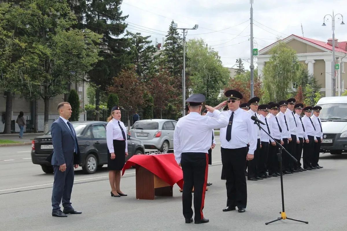 Полицейские Курганской области получили ключи от новых служебных автомобилей Полицейские Курганской области получили ключи от новых служебных автомобилей
