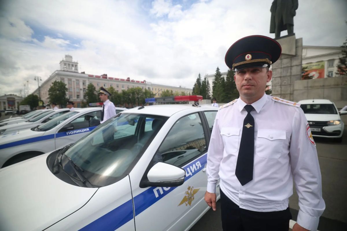 Вадим Шумков: На центральной площади Кургана вместе с начальником УМВД генерал-майором полиции Сергеем Воложиновым передали сотрудникам очередную партию новых автомобилей Вадим Шумков: На центральной площади Кургана вместе с начальником УМВД генерал-майором полиции Сергеем Воложиновым передали сотрудникам очередную партию новых автомобилей
