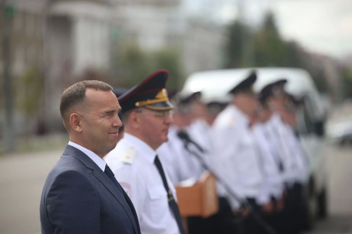 Вадим Шумков: На центральной площади Кургана вместе с начальником УМВД генерал-майором полиции Сергеем Воложиновым передали сотрудникам очередную партию новых автомобилей Вадим Шумков: На центральной площади Кургана вместе с начальником УМВД генерал-майором полиции Сергеем Воложиновым передали сотрудникам очередную партию новых автомобилей