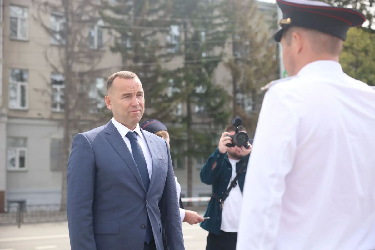 Вадим Шумков: На центральной площади Кургана вместе с начальником УМВД генерал-майором полиции Сергеем Воложиновым передали сотрудникам очередную партию новых автомобилей Вадим Шумков: На центральной площади Кургана вместе с начальником УМВД генерал-майором полиции Сергеем Воложиновым передали сотрудникам очередную партию новых автомобилей