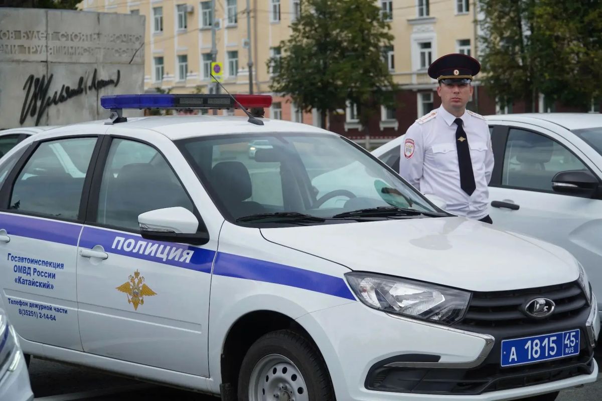 Полицейские Курганской области получили ключи от новых служебных автомобилей Полицейские Курганской области получили ключи от новых служебных автомобилей