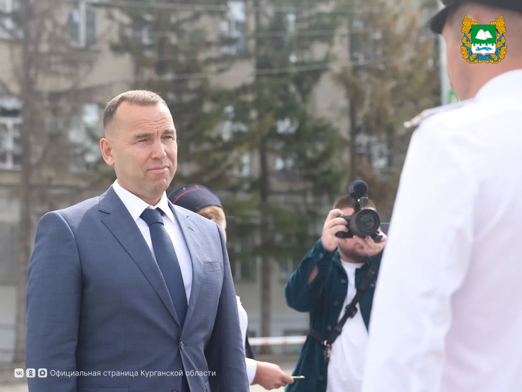 Губернатор Вадим Шумков в профессиональный праздник поздравил сотрудников Госавтоинспекции с 90-летием образования службы в системе МВД России и вместе с начальником УМВД по Курганской области генерал-майором полиции Сергеем... Губернатор Вадим Шумков в профессиональный праздник поздравил сотрудников Госавтоинспекции с 90-летием образования службы в системе МВД России и вместе с начальником УМВД по Курганской области генерал-майором полиции Сергеем...