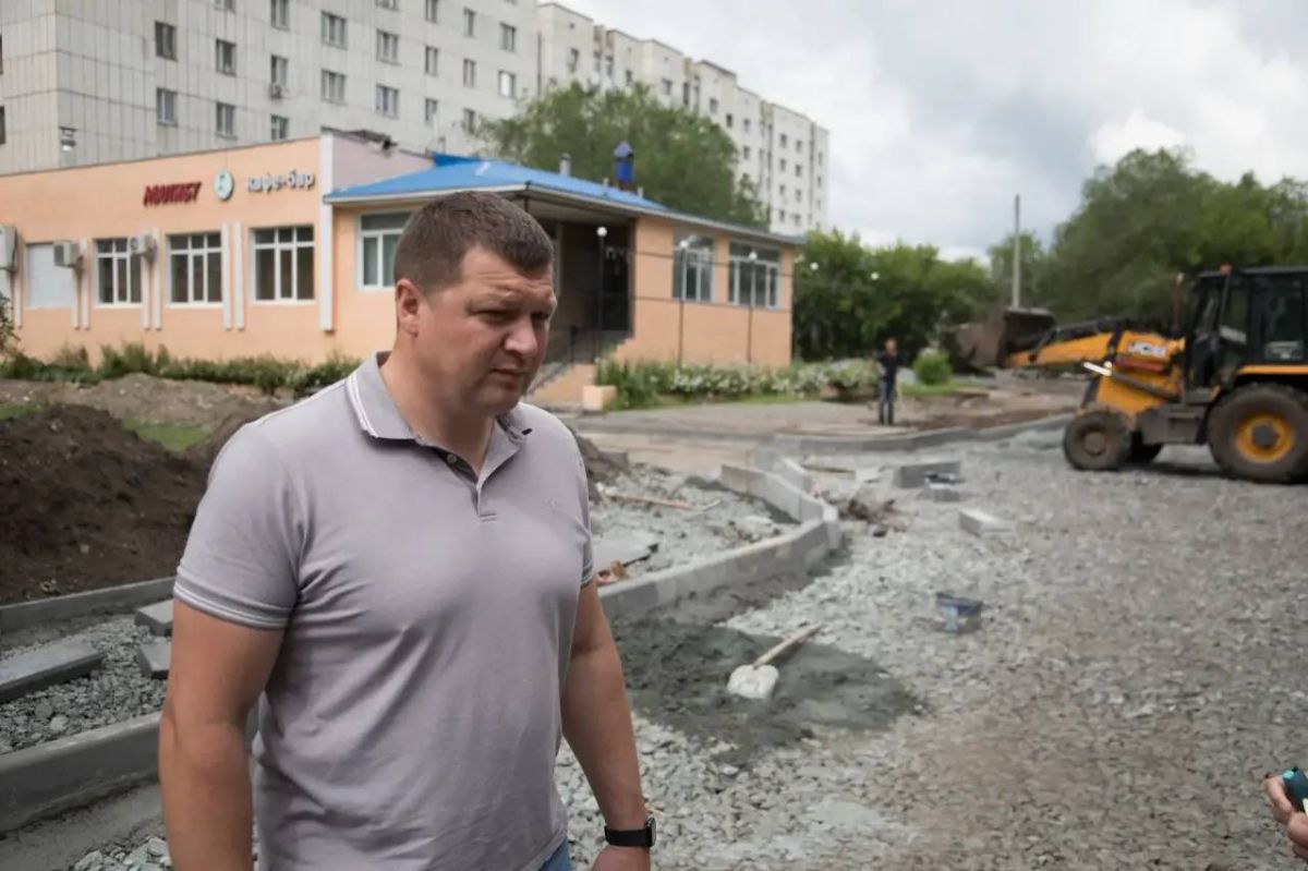 Антон Науменко: Во дворах по улицам Куйбышева и Дзержинского тоже идут работы: на Дзержинского продолжают укладывать щебень, ставить бордюры и планировать территорию; на Куйбышева на следующей неделе при хорошей погоде... Антон Науменко: Во дворах по улицам Куйбышева и Дзержинского тоже идут работы: на Дзержинского продолжают укладывать щебень, ставить бордюры и планировать территорию; на Куйбышева на следующей неделе при хорошей погоде...