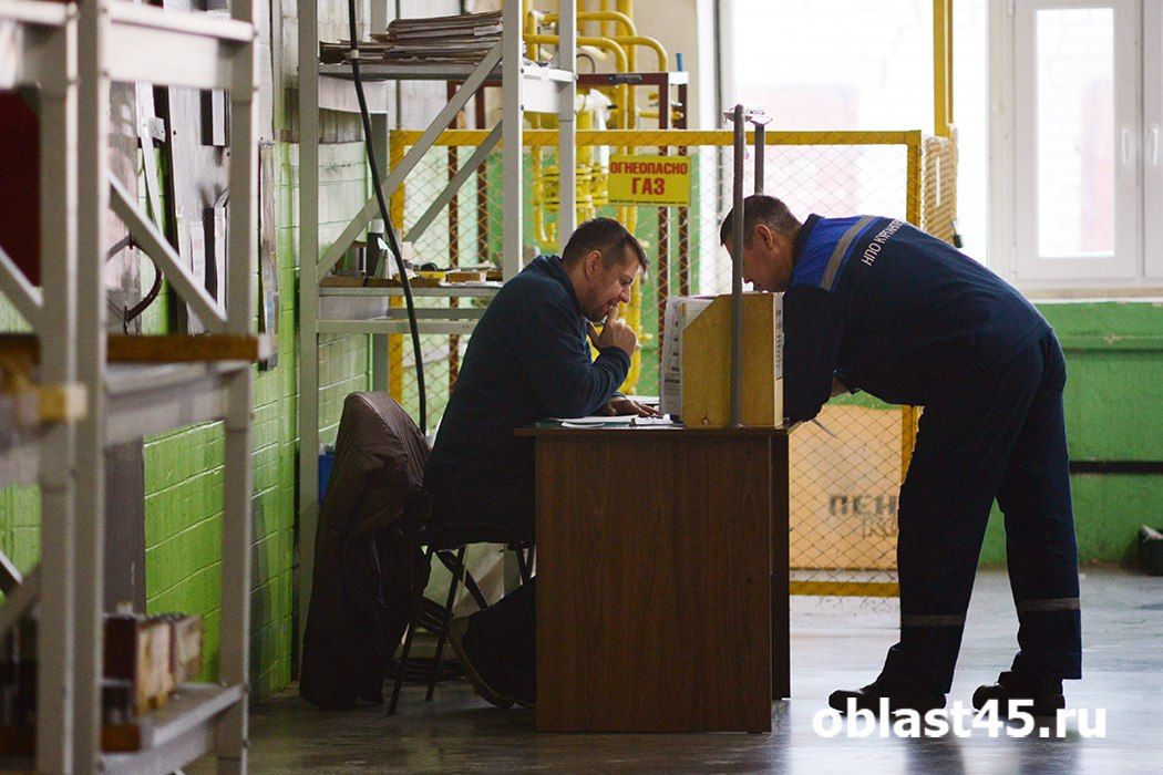В Кургане слесарей зовут на завод на зарплату 100 тысяч рублей