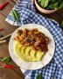 Ароматный веганский гуляш с соевыми кусочками и картофельным пюре для быстрого ужина