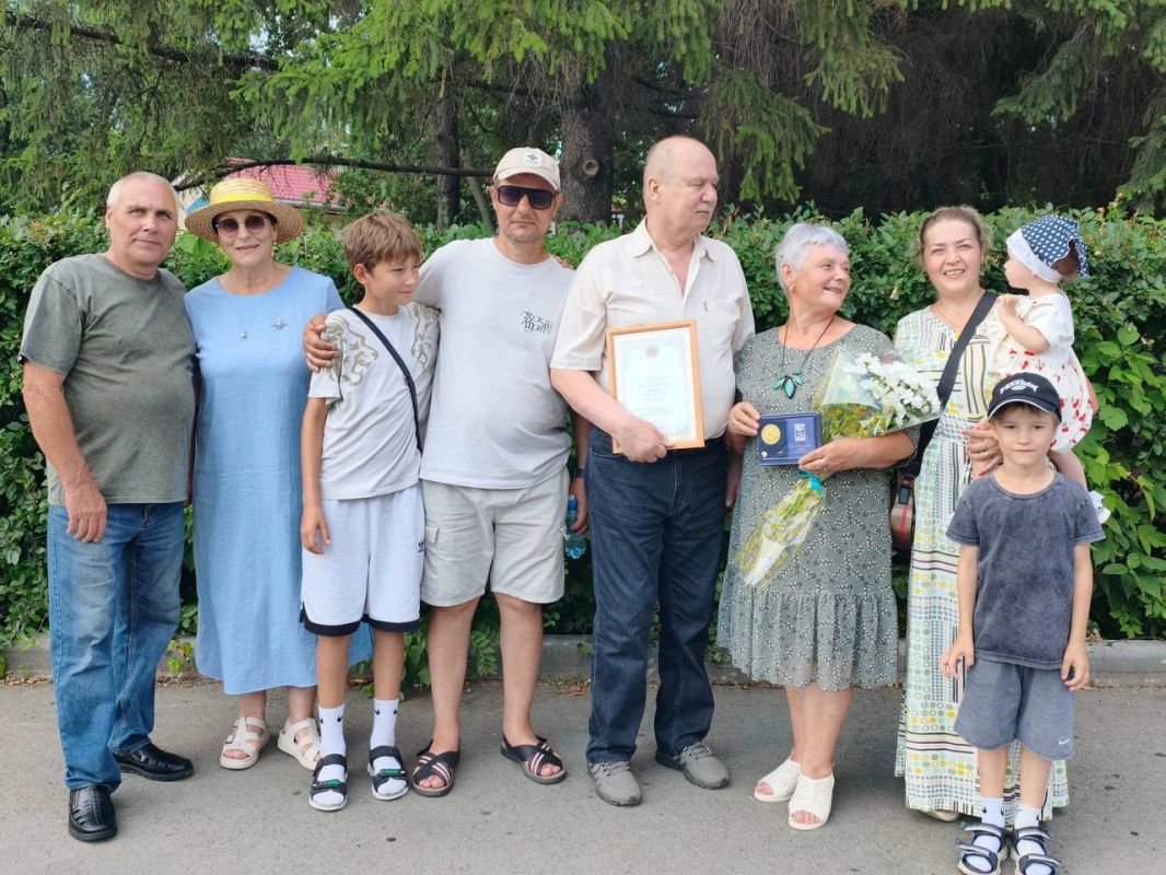 Антон Науменко: Сегодня поздравил с Днем семьи любви и верности супружеские пары, прожившие вместе более 40 лет, и вручил им памятные медали «За любовь и верность» Антон Науменко: Сегодня поздравил с Днем семьи любви и верности супружеские пары, прожившие вместе более 40 лет, и вручил им памятные медали «За любовь и верность»