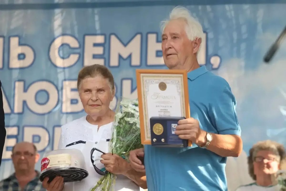 Курганским супружеским парам вручили медали «За любовь и верность» Курганским супружеским парам вручили медали «За любовь и верность»