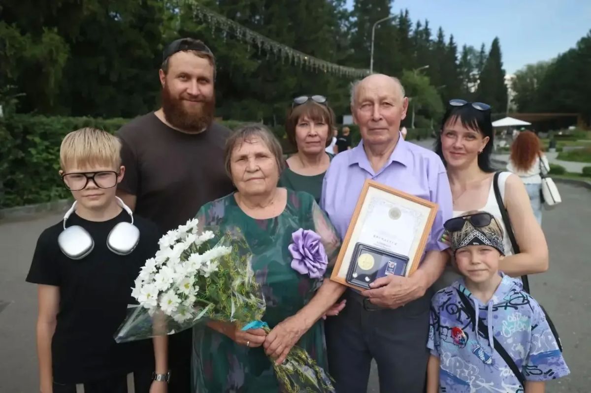 Курганским супружеским парам вручили медали «За любовь и верность» Курганским супружеским парам вручили медали «За любовь и верность»