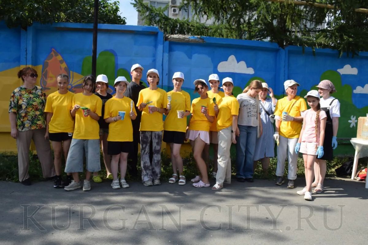 В Кургане при поддержке городского департамента социальной политики продолжается акция «Раскрась свой город», в рамках которой учащиеся и преподаватели Детской художественной школы имени В. Ф. Илюшина расписывают городские... В Кургане при поддержке городского департамента социальной политики продолжается акция «Раскрась свой город», в рамках которой учащиеся и преподаватели Детской художественной школы имени В. Ф. Илюшина расписывают городские...