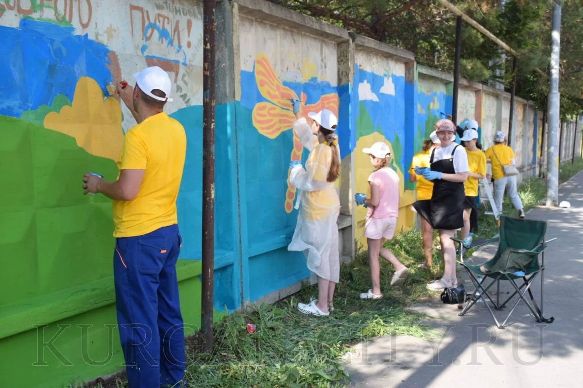 В Кургане при поддержке городского департамента социальной политики продолжается акция «Раскрась свой город», в рамках которой учащиеся и преподаватели Детской художественной школы имени В. Ф. Илюшина расписывают городские... В Кургане при поддержке городского департамента социальной политики продолжается акция «Раскрась свой город», в рамках которой учащиеся и преподаватели Детской художественной школы имени В. Ф. Илюшина расписывают городские...