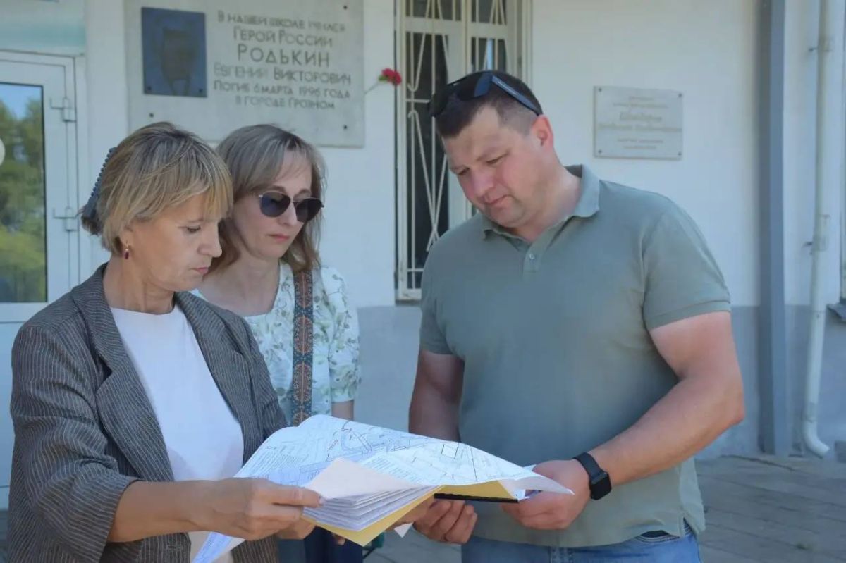 Антон Науменко: Пока у ребятишек летние каникулы - активно инспектируем школы, контролируем ремонт Антон Науменко: Пока у ребятишек летние каникулы - активно инспектируем школы, контролируем ремонт