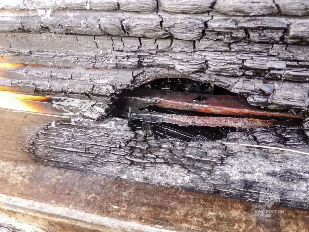 Трение колеса о дно кузова стало причиной пожара в грузовом авто Трение колеса о дно кузова стало причиной пожара в грузовом авто
