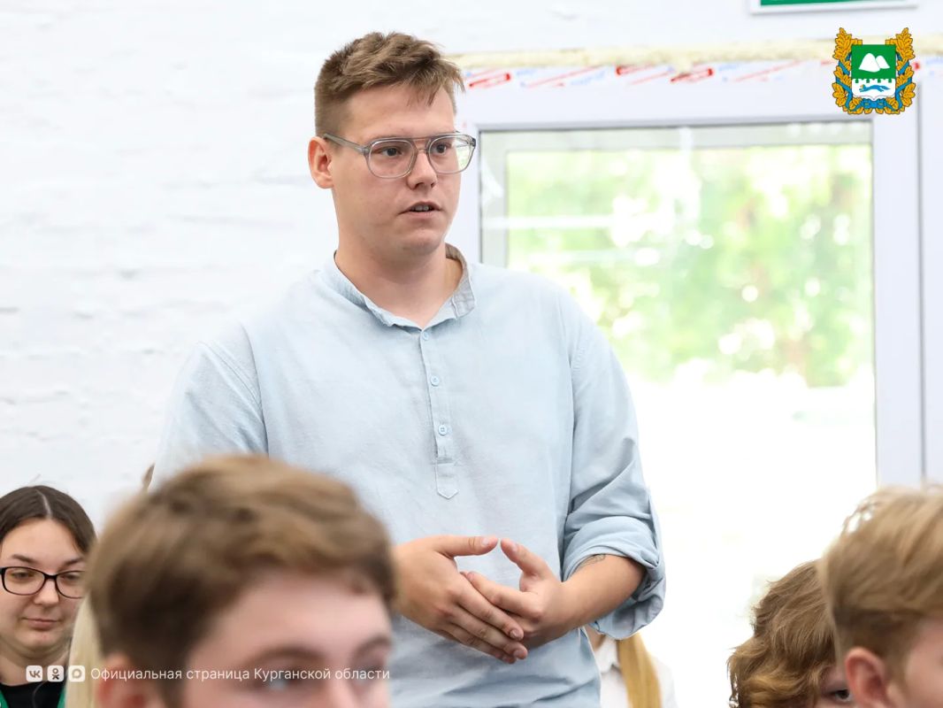 Вице-губернатор Андрей Алексеев 16 июля встретился с активистами «Молодой Гвардии Единой России», представителями студенческих отрядов, участниками движения «Волонтеры Победы» Вице-губернатор Андрей Алексеев 16 июля встретился с активистами «Молодой Гвардии Единой России», представителями студенческих отрядов, участниками движения «Волонтеры Победы»